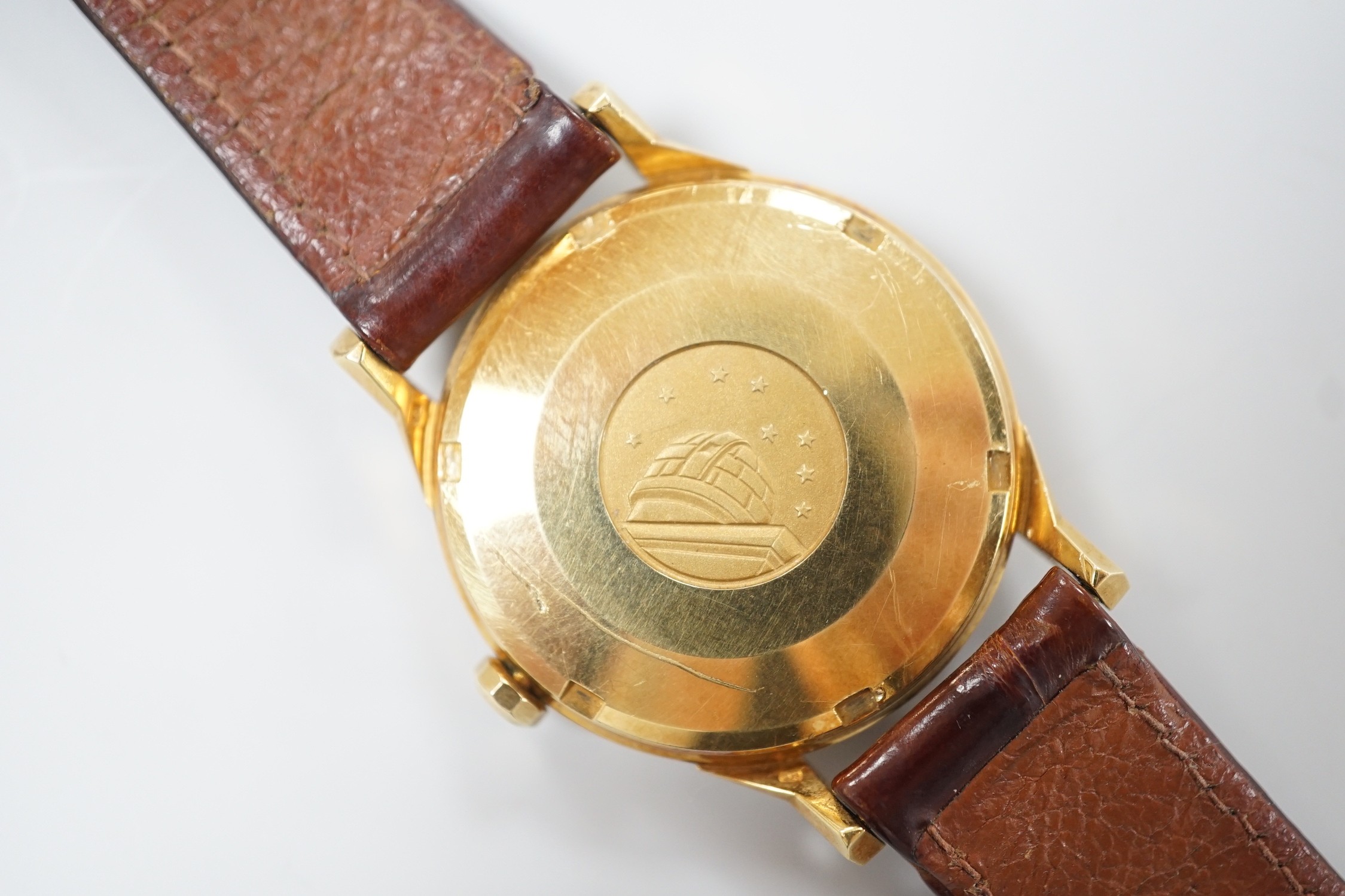 A gentleman's 750 yellow metal Omega Constellation Chronometre Automatic wrist watch, with date aperture, on Omega leather strap with gold plated Omega buckle, case diameter 34mm.